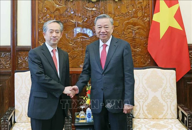 El presidente de Vietnam, To Lam (en la derecha) y embajador chino acreditado en Vietnam, Xiong Bo. (Fuente: VNA) chu-tich-nuoc-to-lam-1162024.jpg