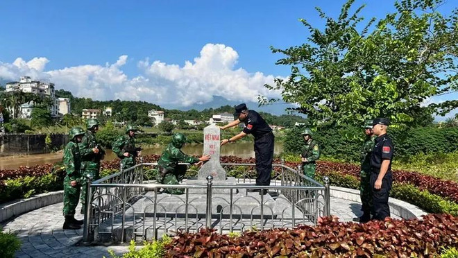El equipo de patrulla conjunta 1 de la Guardia Fronteriza de la provincia de Lao Cai inspecciona el hito 101. (Fuente: Periódico del Ejército Popular) tuan-tra-bien-gioi-viet-trug-8777.jpg (1).webp