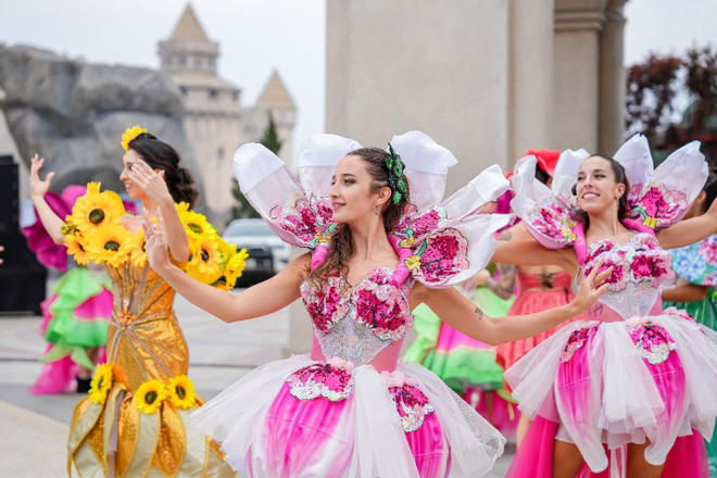 Ba Na Hills deleita a los turistas que vienen a Da Nang este verano con una serie de atractivos espectáculos s4.jpg