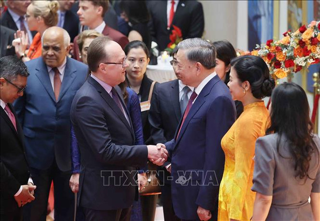 El secretario general del Partido Comunista y presidente de Vietnam, To Lam, saluda a los delegados extranjeros. (Foto: VNA) hình_ảnh (7).jpg