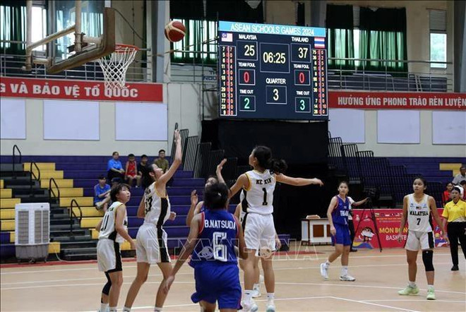 Jugadores de baloncesto de Malasia (de blanco) y jugadores tailandeses (de azul) en el partido del 31 de mayo en el Centro Deportivo de la Universidad de Da Nang. (Foto: VNA) 6-5403.jpg.webp
