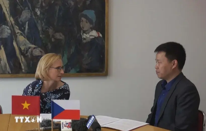 La presidenta del Partido Comunista de Bohemia y Moravia (KSCM) de la República Checa, Katerina Konecna, en la entrevista concedida a la VNA. (Fuente: VNA) ipob1nyi.png