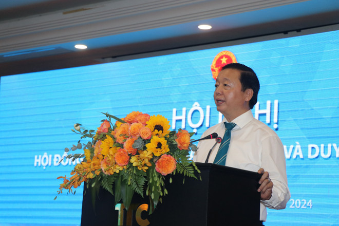 El viceprimer ministro Tran Hong Ha interviene en la conferencia. (Foto: VNA) vna_potal_hoi_nghi_hoi_dong_dieu_phoi_vung_bac_trung_bo_va_duyen_hai_trung_bo_lan_thu_4_7384088.jpg