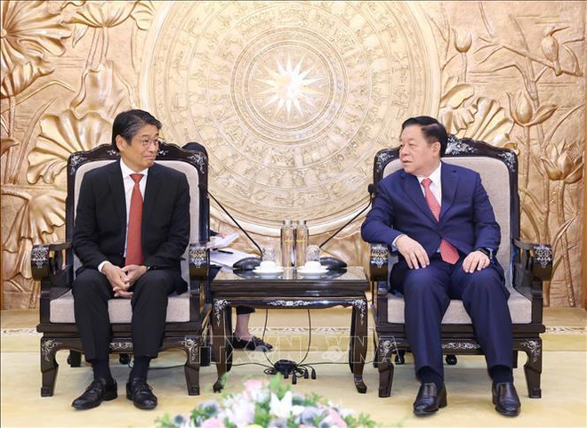 El miembro del Buró Político, secretario del Comité Central del Partido Comunista de Vietnam y jefe de su Comisión de Propaganda y Educación, Nguyen Trong Nghia (derecha), intercambia con el embajador japonés, Ito Naoki. (Foto: VNA) uuid=15C38859-3492-4186-9BC0-AA925C555CA2&library=1&type=1&mode=1&loc=true&cap=true.jpg