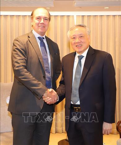 El viceprimer ministro de Vietnam Nguyen Hoa Binh y el director ejecutivo de Swire Pacific, Tim Blackburn. (Fuente: VNA) hongkong.jpg