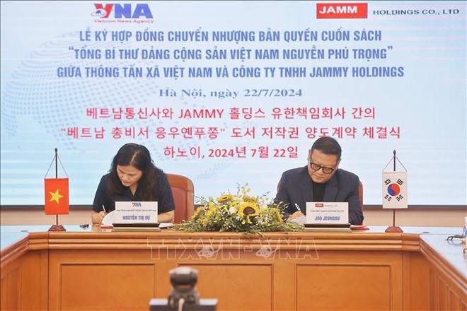 La subdirectora general de la VNA Nguyen Thi Su y el director ejecutivo de Jammy Holdings, Joo Jeongsu, firman el contrato (Foto: VNA) hình_ảnh (13).jpg