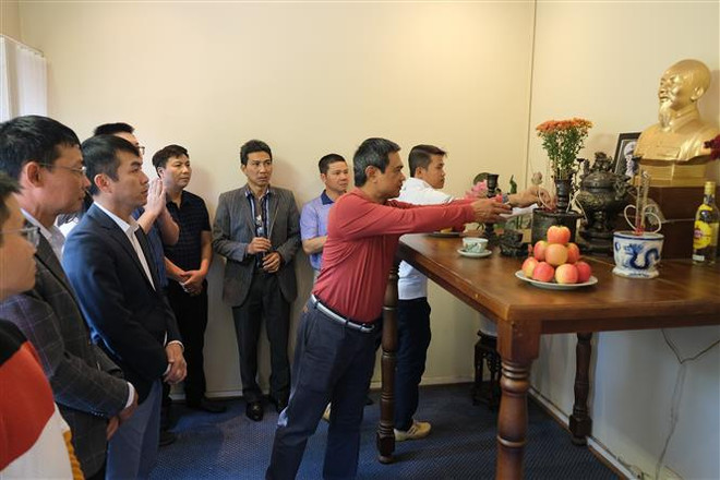 El personal de la Embajada de Vietnam en Sudáfrica colocan inciensos en el altar dedicado al Presidente Ho Chi Minh. (Fuente: VNA) vna_potal_ky_niem_134_nam_ngay_sinh_chu_tich_ho_chi_minh_tai_nam_phi__7384914.jpg