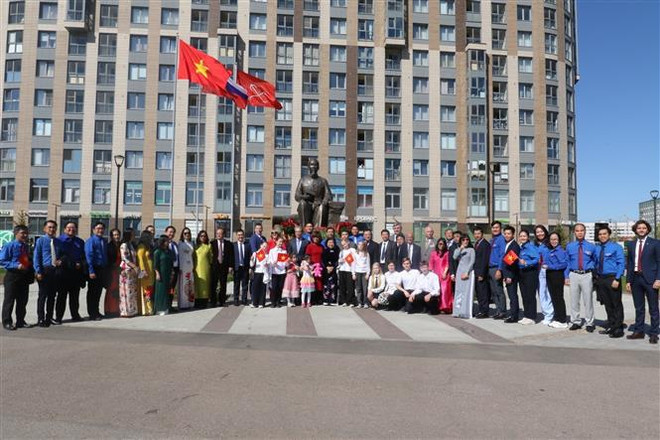 Vietnamitas en Rusia rinden tributo al Presidente Ho Chi Minh en San Petersburgo. (Fuente: VNA) vna_potal_134_nam_ngay_sinh_chu_tich_ho_chi_minh_tuan_viet_nam_tai_st_petersburg_lb_nga_7384901.jpg