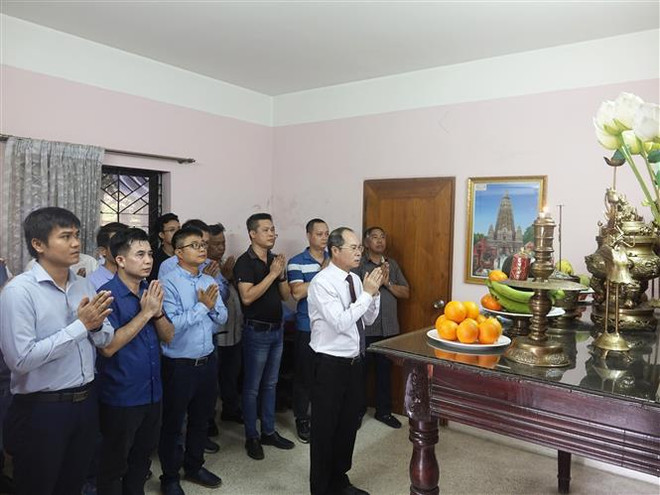 Diplomáticos vietnamitas en Bangladesh rinden homenaje el Presidente Ho Chi Minh. (Fuente: VNA) vna_potal_cong_dong_nguoi_viet_tai_bangladesh_ky_niem_134_nam_ngay_sinh_bac_ho_7384952.jpg