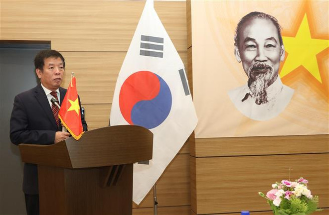 El embajador de Vietnam en Corea del Sur, Vu Ho, en la conferencia celebrada en la Universidad de Sejong. (Fuente: VNA) vna_potal_dai_su_quan_viet_nam_tai_han_quoc_ky_niem_134_nam_ngay_sinh_nhat_bac_7384430.jpg