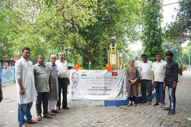Representantes del Comité de Solidaridad India – Vietnam del estado de Bengala Occidental y del Partido Comunista de la India en el acto. (Fuente: VNA) vna_potal_uy_ban_doan_ket_an_-_viet_bang_tay_bengal_dang_hoa_tuong_nho_chu_tich_ho_chi_minh_7384947.jpg