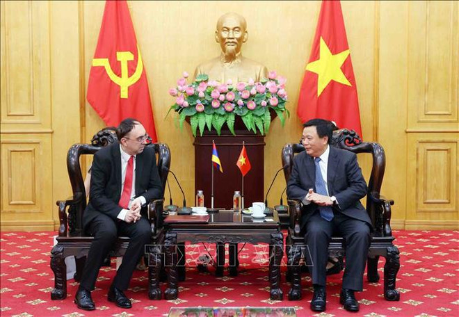 El director de la Academia Nacional de Política Ho Chi Minh (HCMA en inglés) y el embajador de Armenia, Suren Baghdasaryan (Fuente:VNA) armenia.jpg