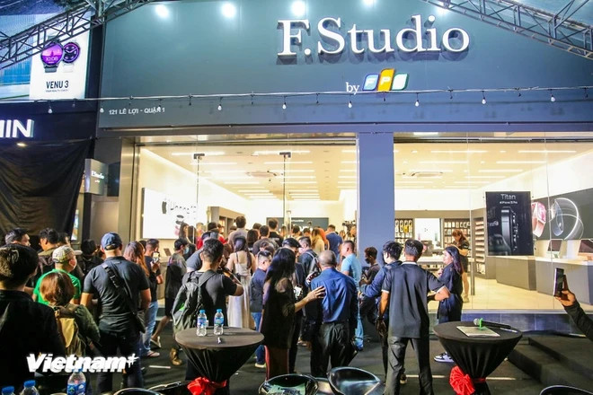 Los usuarios hacen fila esperando recibir el iPhone 15 el primer día de venta oficial en Vietnam. (Fuente: Vietnamplus) mo-ban-iphone-15-1jpg-4542.jpg