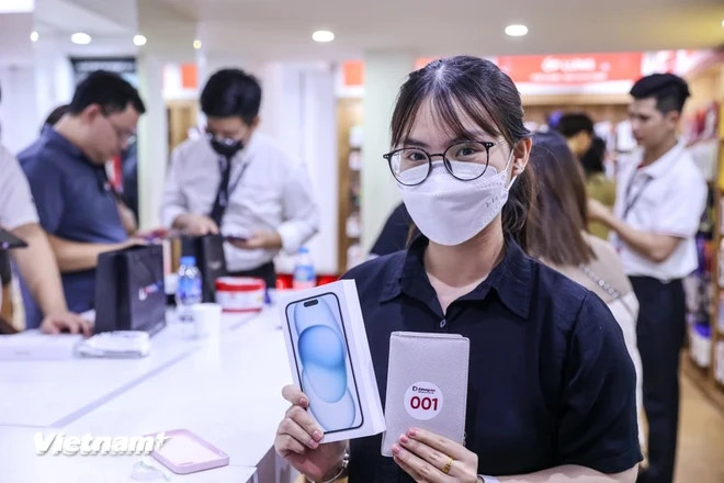 Los clientes reciben el iPhone 15 el primer día de venta. (Fuente: Vietnamplus) mo-ban-iphone-15-8jpg-1464.jpg