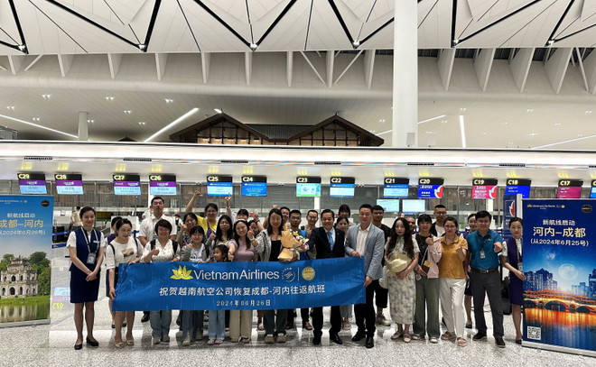 Pasajeros del primer vuelo entre Hanoi y la ciudad china de Chengdu (Fuente: VNA) Hành_khách_hạ_cánh_tại_sân_bay_Thành_Đô._(TTXVN).jpg