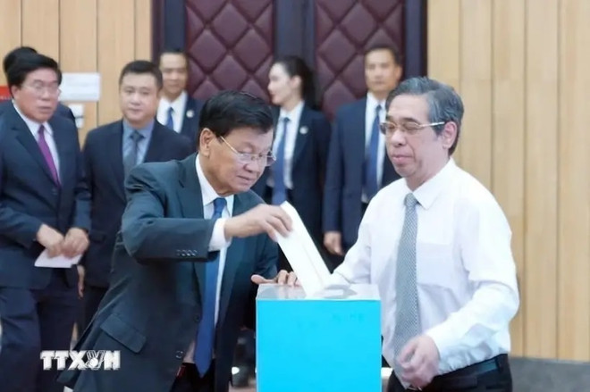 El secretario general del Partido Popular Revolucionario y presidente de Laos, Thongloun Sisoulith, realiza una donación para apoyar a los pobladores vietnamitas afectados por el tifón Yagi. (Foto: VNA) hcm.jpg