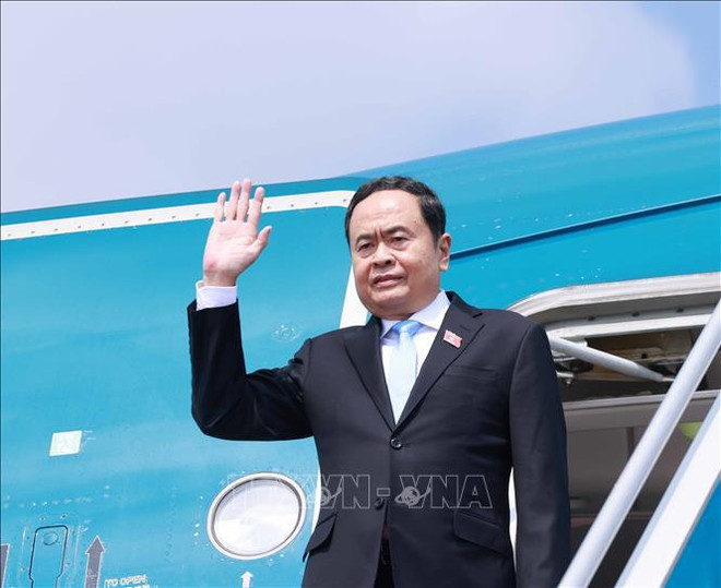 El presidente de la Asamblea Nacional de Vietnam, Tran Thanh Man, parte de Hanoi para su visita oficial a Laos y participación en la AIPA 45. (Fuente: VNA) hình_ảnh (1).jpg