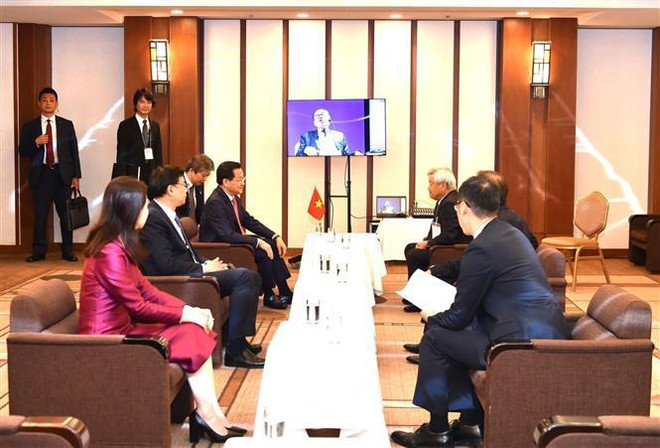 El viceprimer ministro de Vietnam Le Minh Khai con el presidente del Consejo Administrativo del grupo Nikkei, Naotoshi Okada (Fuente:VNA) hfdg.jpg