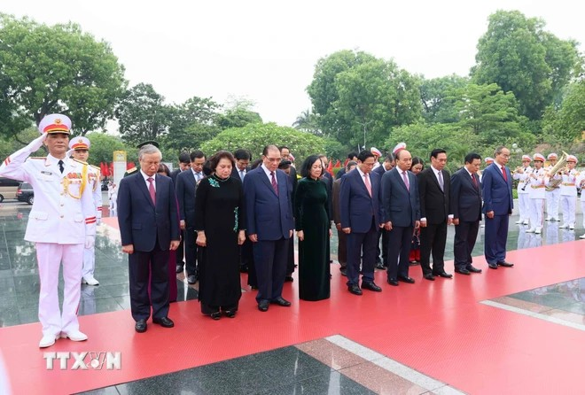 La delegación de dirigentes del Partido, el Estado, la Asamblea Nacional, el Gobierno y el Frente de la Patria de Vietnam ofrece incienso en el Monumento dedicado a Mártires y Héroes en Hanoi. (Fuente:VNA) zks42awj.png