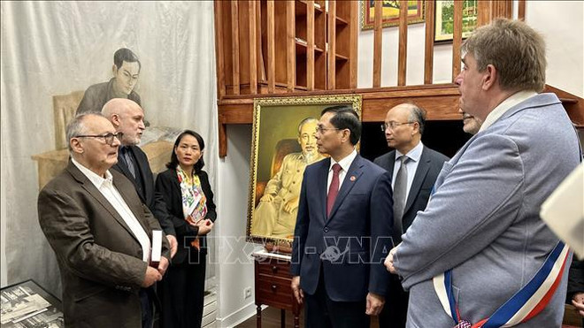 El ministro de Relaciones Exteriores de Vietnam, Bui Thanh Son, visita el Espacio Ho Chi Minh en el Museo de Historia Viva en la ciudad de Montreuil. (Fuente:VNA) 14.jpg