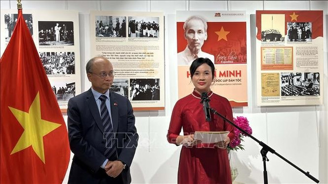El embajador de Vietnam en Francia, Dinh Toan Thang, y a directora de la Zona de reliquias dedicada al Presidente Ho Chi Minh en el Palacio Presidencial (en Hanoi), Le Thi Phuong (Fuente:VNA) 9.jpg