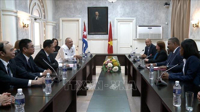 Nguyen Van Tien, vicepresidente del Tribunal Supremo Popular de Vietnam, en el encuentro con el presidente del Tribunal Supremo Popular de Cuba, Rubén Remigio Ferro (Fuente:VNA) ghghk.jpg