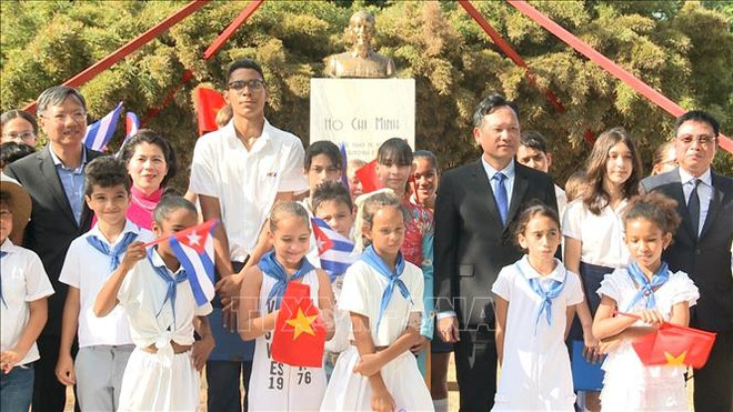 La delegación vietnamita asiste a una ceremonia de ofrenda floral en conmemoración del 134 aniversario del natalicio del Presidente Ho Chi Minh en un parque que lleva el nombre de Ho Chi Minh en La Habana. (Fuente:VNA) ghjjk.jpg