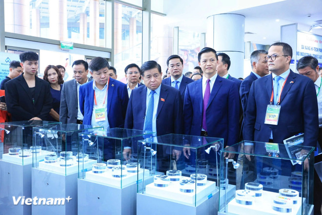 SEMIExpo Vietnam 2024 cuenta con la participación de más de cinco mil delegados y 100 pabellones de las principales corporaciones de tecnología de semiconductores del mundo y de Vietnam, como Cadence, Qualcomm, Intel, Qorvo, Dassault Systemes, Siemens, Tektronix, FPT y Viettel (Foto: VietnamPlus) expo4.jpg