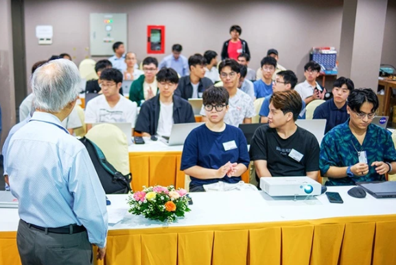 La escuela VSON8 reúne a 32 científicos e investigadores líderes en el campo de la Física de Neutrinos en el mundo y a muchos jóvenes estudiantes apasionados por la Física. (Foto: ICISE) ảnh.png