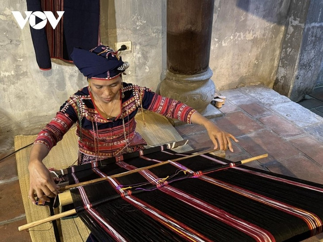 Al artesana So Thi Chuyen en el telar tradicional. (Fuente: VOV) 1-xt.jpg