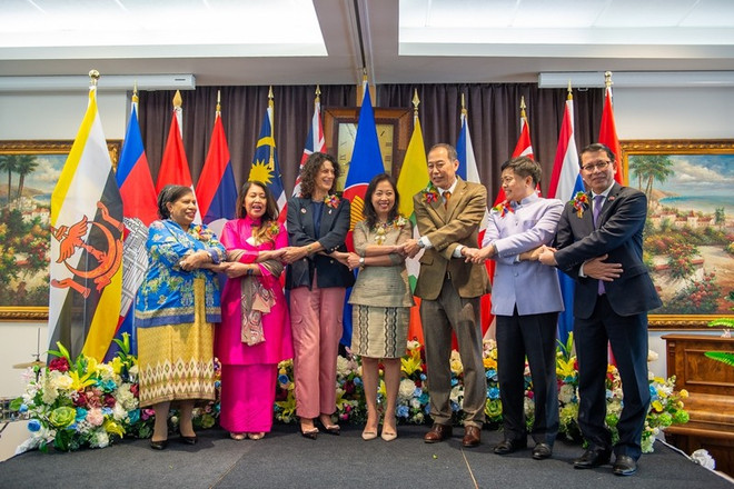 Los embajadores de países de la ASEAN participantes en el evento. (Fotografía: VOV) cac-dai-su-cac-nuoc-asean-tham-du-giao-luu-chup-anh-ky-niem-nguon-dsq-viet-nam-tai-new-zealand-5010.jpg