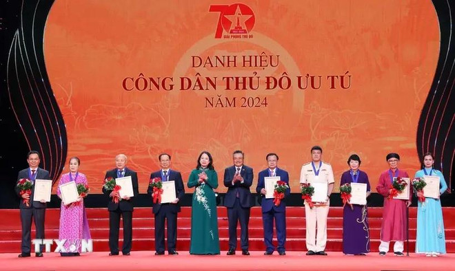 Rostros honrados en el acto. (Fuente: VNA) Vinh_danh_Công_dân_Thủ_đô_ưu_tú_năm_2024_Ảnh_TTXVN.webp