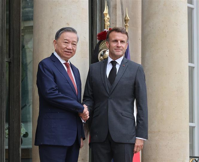 El secretario general del Partido Comunista de Vietnam y jefe de Estado, To Lam (en la izquierda), y el presidente francés, Emmanuel Macron. (Fuente: VNA) vna_potal_le_don_trong_the_tong_bi_thu_chu_tich_nuoc_to_lam_tham_phap_7638283.jpg