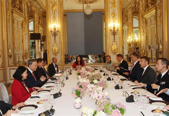 Panorama de las conversaciones entre el secretario general del Partido Comunista de Vietnam y jefe de Estado, To Lam, y el presidente francés, Emmanuel Macron. (Fuente: VNA) vna_potal_tong_bi_thu_chu_tich_nuoc_to_lam_hoi_dam_voi_tong_thong_phap_emmanuel_macron_7638294.jpg