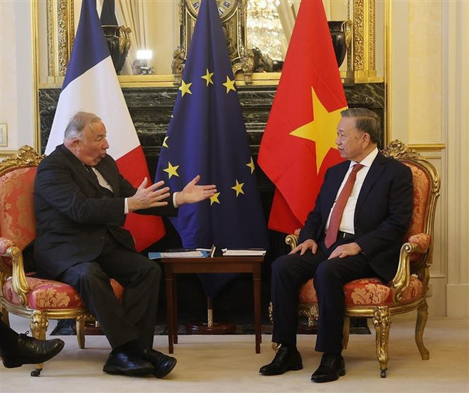 El secretario general del Partido Comunista de Vietnam y presidente del país, To Lam (en la derecha), se reunió en París con el titular del Senado francés, Gérard Larcher. (Fuente: VNA) vna_potal_tong_bi_thu_chu_tich_nuoc_hoi_kien_chu_tich_thuong_vien_phap_7638525.jpg
