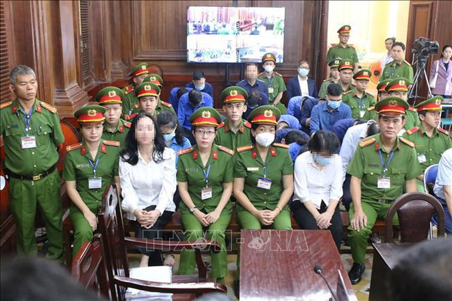 Acusados en la sesión de juicio el 11 de abril. (Fuente: VNA) truong-my-lan-11424.jpg