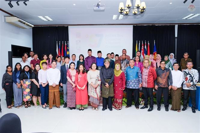 Delegados participantes en la ceremonia. (Fuente: VNA) vna_potal_cac_nuoc_thanh_vien_asean_tang_cuong_gan_ket_noi_khoi_7536260.jpg