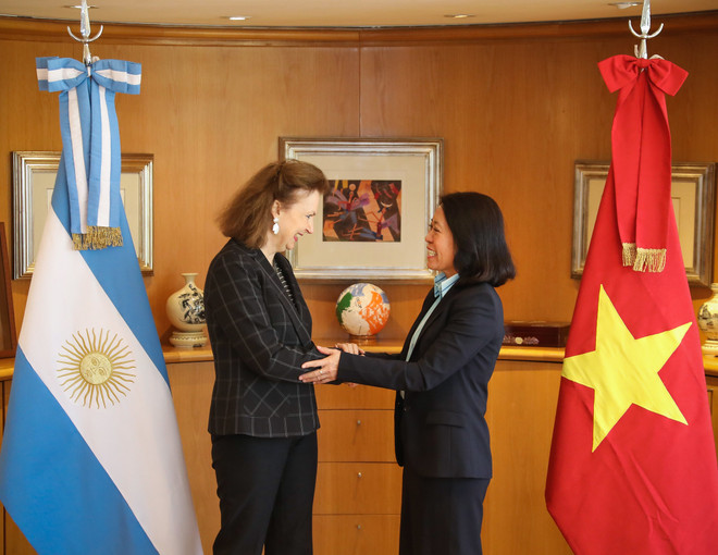 La a canciller argentina, Diana Mondino, y la embajadora vietnamita, Ngo Minh Nguyet. (Fuente: VNA) mondino 3.jpg