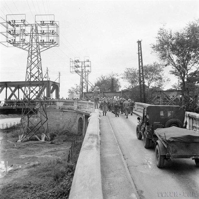 Los últimos soldados franceses se retiraron a través del puente Long Bien (Hanoi) hacia Hai Phong, en la tarde del 9 de octubre de 1954. (Foto: archivos VNA) vna_potal_hiep_dinh_geneva_1954_-_moc_son_lich_su_mang_y_nghia_thoi_dai__7474173.jpg