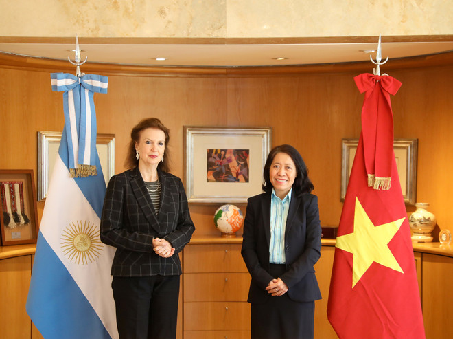 La a canciller argentina, Diana Mondino, y la embajadora vietnamita, Ngo Minh Nguyet. (Fuente: VNA) mondino 1.jpg