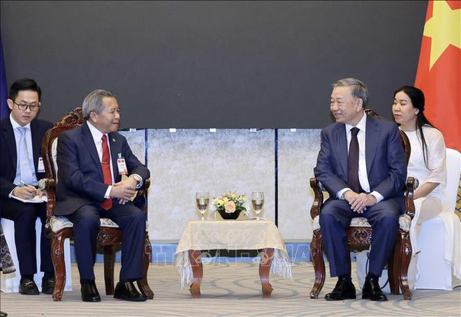 El presidente de Vietnam, To Lam, conversa con el titular de la Asociación de Amistad Laos-Vietnam, Boviengkham Vongdala. (Foto: VNA) uuid=1B7B81D5-EABC-44EB-8BBB-FB8C21D4ABF9&library=1&type=1&mode=1&loc=true&cap=true.jpg