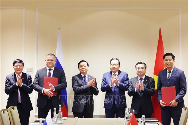 El presidente de la Asamblea Nacional Tran Thanh Man testimonia la firma de acuerdos entre varias empresas vietnamita y rusa (Foto: VNA) hình_ảnh (19).jpg