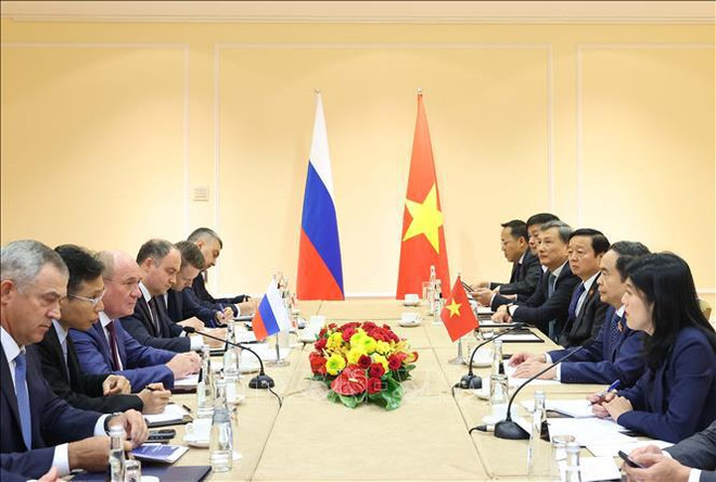 El presidente de la Asamblea Nacional de Vietnam, Tran Thanh Man, recibe al vicepresidente del grupo ruso de Gazprom, Vitaly Markelov. (Foto: VNA) hình_ảnh (21).jpg