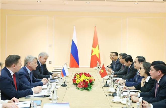 El presidente de la Asamblea Nacional de Vietnam, Tran Thanh Man, recibe a los representantes del grupo Novatek. (Foto: VNA) hình_ảnh (20).jpg