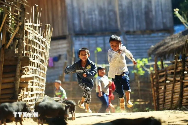 La felicidad de los niños en las zonas montañosas (Foto: VNA) quyen-tre-em-6054.jpg.webp