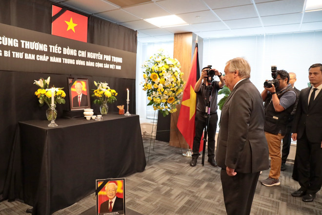 El secretario general de la ONU, Antonio Guterres, rinde homenaje póstumo al secretario general del PCV, Nguyen Phu Trong, en la sede de la misión permanente del país indochino en Nueva York. (Fuente: VNA) vna_potal_tong_thu_ky_lhq_dai_su_cac_nuoc_tai_lhq_vieng_tong_bi_thu_nguyen_phu_trong_7500496.jpg