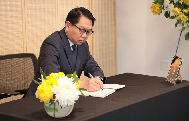 El embajador Anouparb Vongnorkeo, jefe de la misión permanente de Laos ante la ONU, firma el libro de condolencias. (Fuente: VNA) vna_potal_tong_thu_ky_lhq_dai_su_cac_nuoc_tai_lhq_vieng_tong_bi_thu_nguyen_phu_trong_7500491.jpg