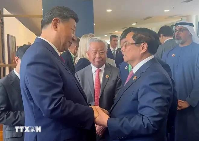 El primer ministro de Vietnam, Pham Minh Chinh (derecha), se reúne con el secretario general del Partido Comunista y presidente de China, Xi Jinping. (Foto: VNA) xi-jing-ping-4266.jpg.webp