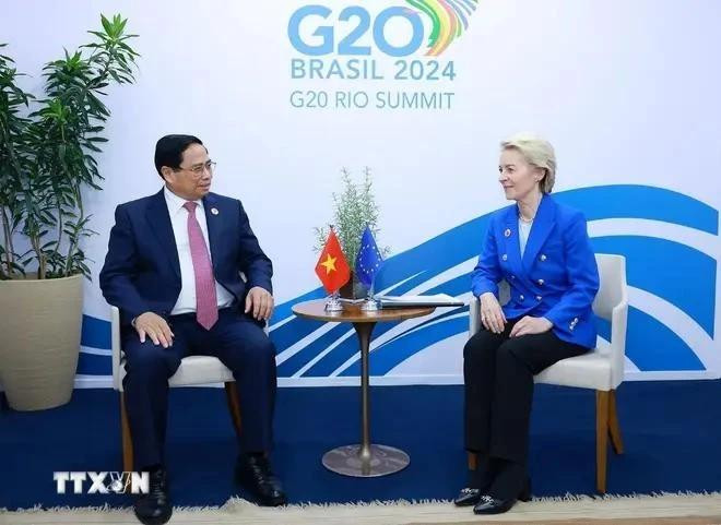 El primer ministro de Vietnam, Pham Minh Chinh, dialoga con la presidenta de la Comisión Europea, Ursula von der Leyen. (Foto: VNA) ec-8277.jpg.webp