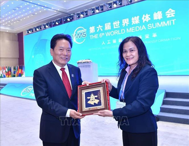 La vicedirectora general de la VNA, Nguyen Thi Su, entrega un obsequio al vicepresidente de Xinhua, Yuan Bingzhong. (Foto: VNA) hình_ảnh (27).jpg